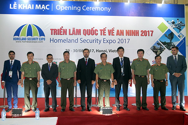 Trung tướng Lê Văn Minh và các đại biểu tham dự lễ khai mạc 